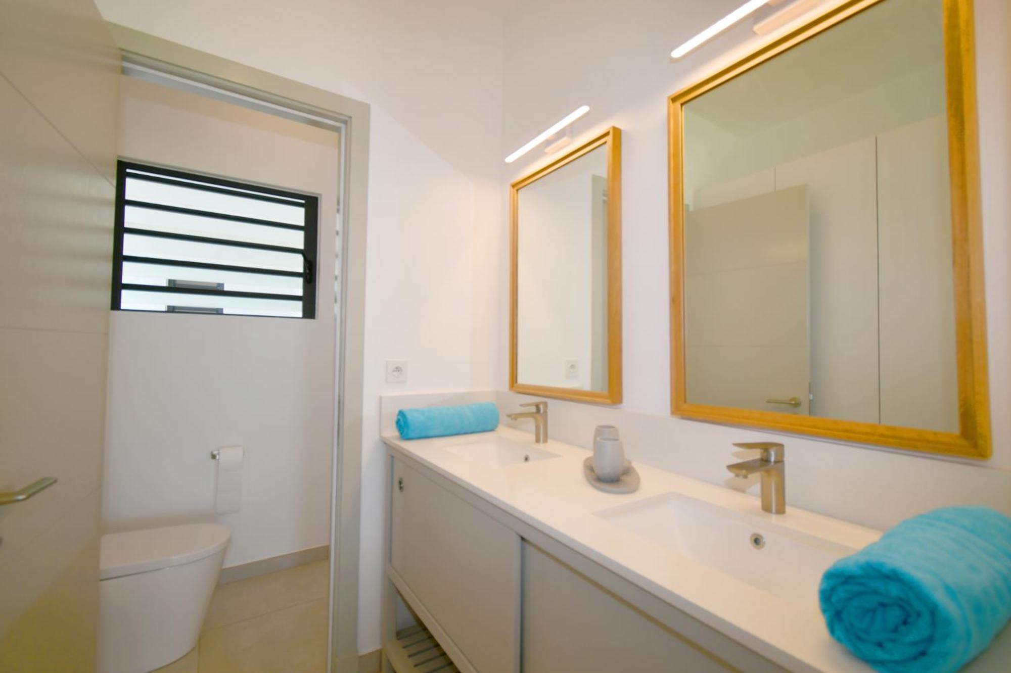 Villa White&blue Beachfront Luxury *